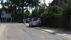 "Parkują bo nie ma zakazu...". Mistrzowie(nie tylko)parkowania na Brukowej w Malborku – 05.07.2016