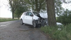 Toyota uderzyła w drzewo w Poliksach. 41-latka z obrażeniami ciała&#8230;