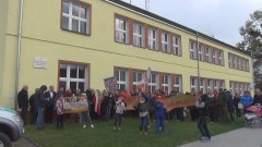 Waplewo Wlk. Protest rodziców i nauczycieli w obronie szkoły. Rada Gminy Stary Targ w miejsce szkoły chce utworzyć filię! - 12.10.2016