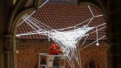 Malbork. Ludwika Ogorzelec "Krystalizacja przestrzeni" rzeźba-instalacja w realizacji - 19.05.2017