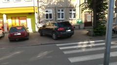 Malbork: Drogowy „Pan” może więcej. Łaskawy "mistrz parkowania" zostawił jednak lukę dla pieszych  – 04.08.2017