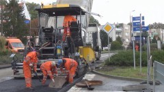 Dzierzgoń: Drogowcy układają masy bitumiczne w centrum miasta – 11.10.2017