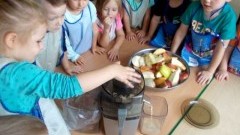 Malbork : Przedszkolaki z 8 wykonują sok owocowo - warzywny - 11.10.2017