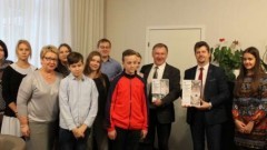 Burmistrzowie Miasta Malborka z uczniami Szkoły Podstawowej nr 2 adoptowali przedstawicieli zagrożonych gatunków - 08.11.2017