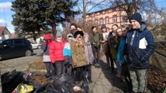 Uczniowie malborskich szkół w ramach akcji "Go Planet" wspólnie sprzątali miasto