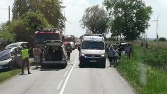 Gmina Stegna: Trzy osoby ranne w zderzeniu dwóch aut z ciężarówką Scania 