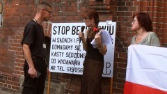 Choć próbują ją „uciszyć” , ona protestuje: „nie dam się zastraszyć&#8230;