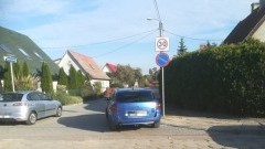 Mistrzowsko zablokowana ulica w Nowym Dworze Gdańskim. Mistrzowie (nie tylko) parkowania.