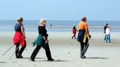 Jesienny weekend na świeżym powietrzu na plaży w Kątach Rybackich.