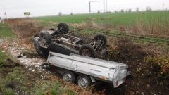 Stegna: Auto wpadło do rowu. 61-letni kierowca bez uprawnień miał 1,5 promila alkoholu.