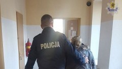 120 porcji narkotyków i ponad 13 tys. zł. Policjanci zatrzymali 64-latkę.