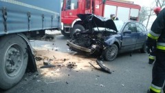 Auto osobowe uderzyło w tył ciężarówki. Wypadek na DK22 na wysokości Królewa.