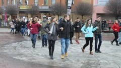Maturzyści z I LO zatańczą poloneza na placu Jagiellończyka w Malborku