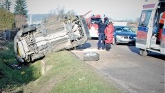 Patrzmy w lusterka. Zderzenie dwóch samochodów podczas wyprzedzania.