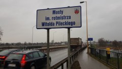 Po prawie dwóch latach stanęły tablice z nazwą malborskich mostów&#8230;