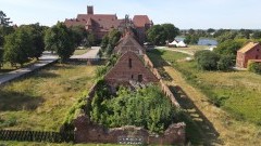 Malbork. 15 milionów złotych na obudowę przedzamcza Zamku Krzyżackiego. Zobacz wideo z lotu ptaka.