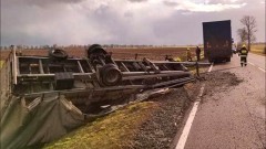 Malbork. Zdmuchnięta przyczepa, zerwany dach budynku – strażacy znowu&#8230;