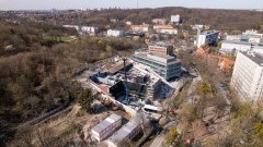 Potężny dźwig dostarcza agregaty na dach CK STOS Politechniki Gdańskiej