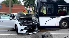 Malbork. Kilka osób rannych po czołówce osobówki z autobusem elektrycznym.