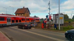 Malbork. Montują rogatki i sygnalizację świetlną na przejeździe kolejowym w ciągu ulicy de Gaulle'a