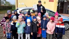 Powiat sztumski. Policjant rozmawiał o bezpieczeństwie z przedszkolakami ze Starego Miasta.
