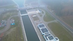 Przekop Mierzei Wiślanej 120 metrów nad Kanałem Żeglugowym przez Mierzeję Wiślaną z drona we mgle. Zobacz wideo w 4K. 