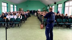 Dzierzgoń. Policjanci i kurator rozmawiali z młodzieżą o odpowiedzialności prawnej.