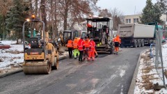 Malbork. Na ul. Nowowiejskiego kładą pierwszą warstwę asfaltu. Wideo&#8230;