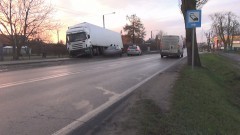Malbork: Fiat stoczył się na drogę. Kierowca tira uciekał  na pobocze i wjechał w płot – 02.12.2015