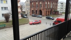 Kolejny mistrz(nie tylko)parkowania udowadniający, że chodnik nie dla pieszego. Nieprawidłowe parkowanie na Starym Mieście w Malborku - 25.02.2016