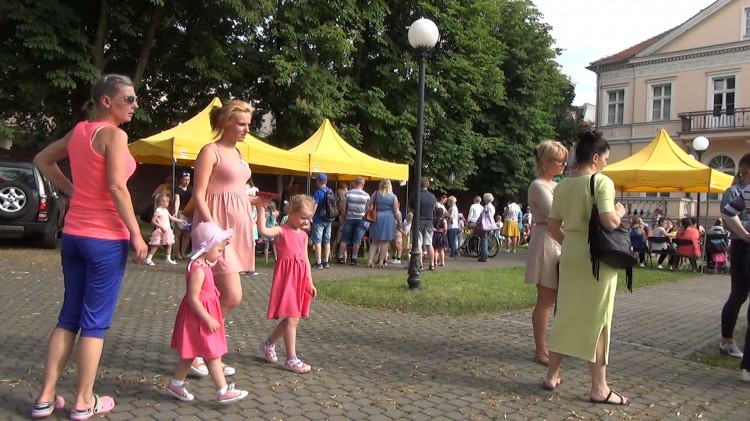 Obchody Dnia Dziecka w Malborku w ogrodzie za budynkiem Centrum Informacji&#8230;