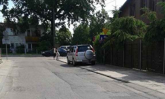 "Parkują bo nie ma zakazu...". Mistrzowie(nie tylko)parkowania na Brukowej&#8230;