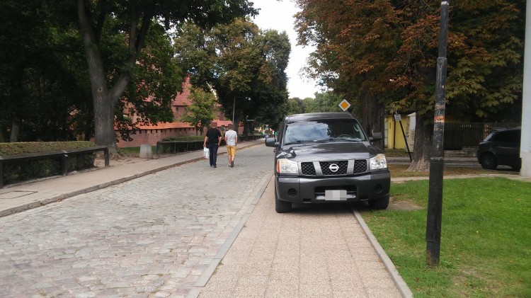 Mistrzowie(nie tylko)parkowania na chodniku przy zamku w Malborku –&#8230;