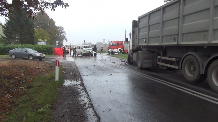 Miał wyprzedzać autobus. 28- latka zginęła na miejscu. Wypadek w Dąbrówce&#8230;