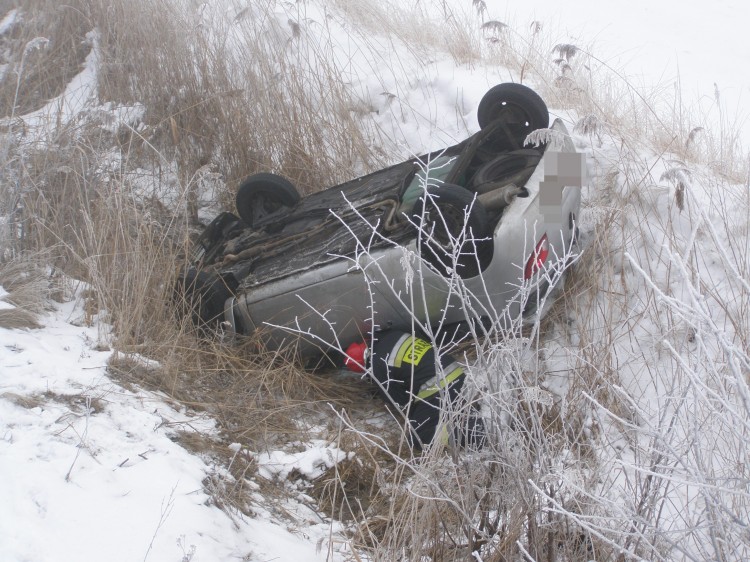 Lasowice Wielkie: Auto na dachu w rowie, kierowca zniknął - 15.02.2017