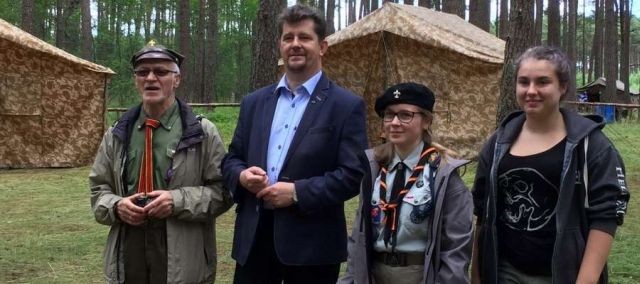 Malbork : Burmistrz odwiedził malborskich harcerzy na obozie w Papierni&#8230;
