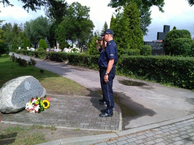 Malbork : Złożenie kwiatów przy tablicy upamiętniającej policjantów&#8230;