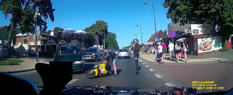 Krynica Morska: Wymijał na skrzyżowaniu, kolizja motocykla z samochodem&#8230;