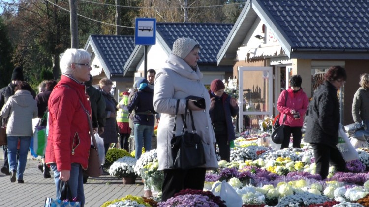 Trwają ostatnie przygotowania do Dnia Wszystkich Świętych. Czy w tym&#8230;