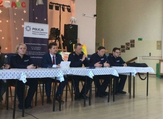 Policyjna debata z uczniami malborskiej Szkoły Podstawowej Nr 5 pt „Porozmawiajmy&#8230;