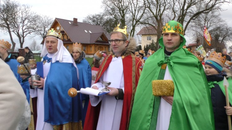 Mędrcy oddali pokłon Jezusowi. Orszak Trzech Króli w Nowym Stawie –&#8230;