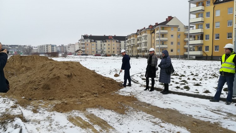 Małgorzata Ostrowska-prezes MTBS, przekazała plac budowy IPB na budowę&#8230;