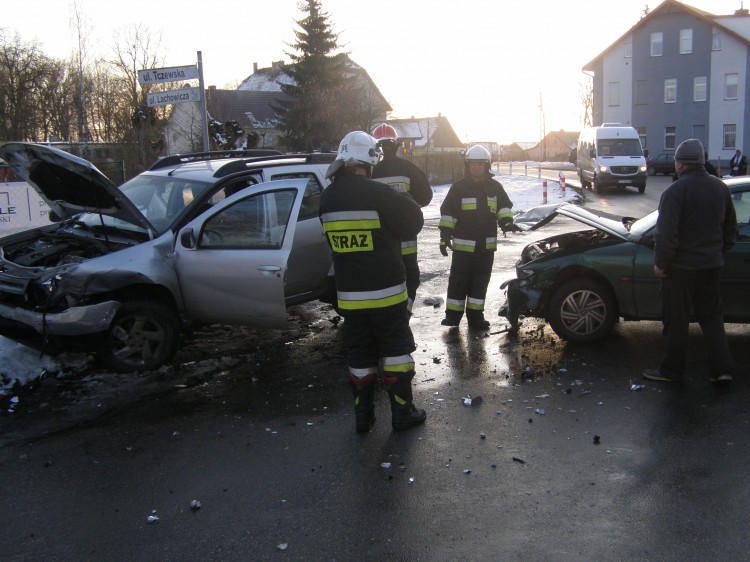 Czołowe zderzenie w Lichnowach. Zatrzymanie poszukiwanych i awantura&#8230;