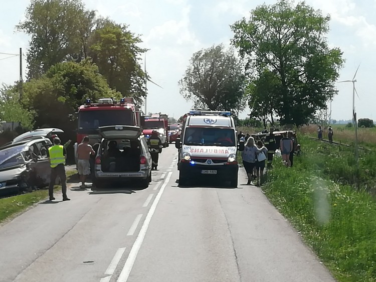 Gmina Stegna: Trzy osoby ranne w zderzeniu dwóch aut z ciężarówką&#8230;