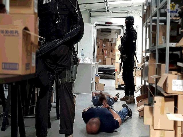 Handlowali nielegalnie lekami między innymi za granicą. Policja rozbiła&#8230;