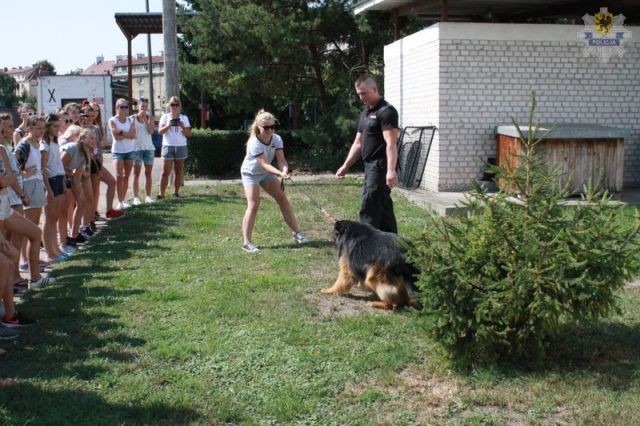 Uczestniczki letniego obozu sportowego z wizytą w malborskiej komendzie.