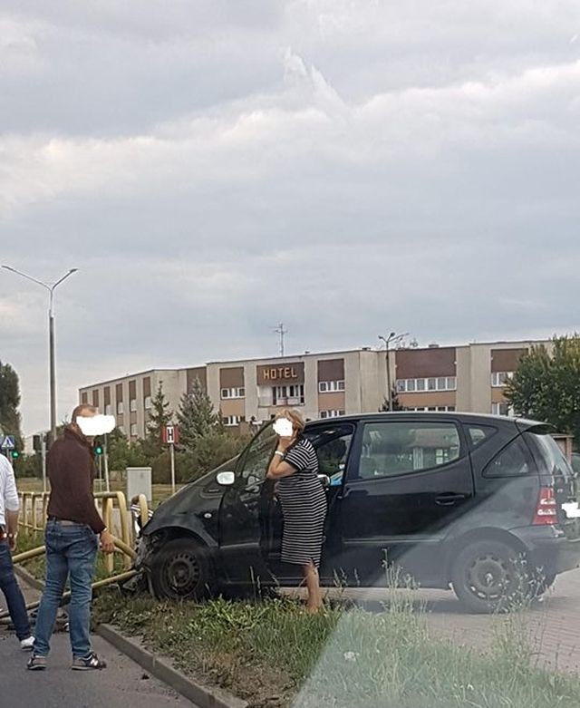 Straciła panowanie nad autem i uderzyła w barierę ochronną. 64-latka&#8230;