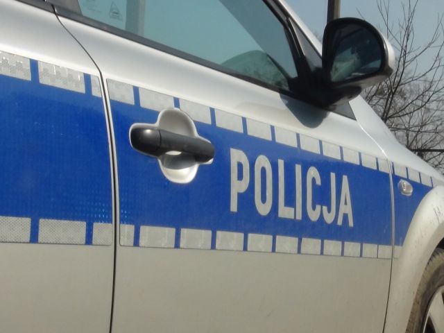 Chlebówka: Zderzenie Renault z drzewem. 71-letni kierowca stracił panowanie&#8230;