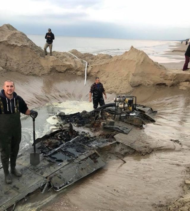 Niemiecki myśliwiec Messerschmitt Me-109 G znaleziony na plaży w Stegnie.&#8230;