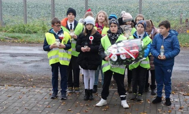 Stare Pole: XXXV pieszy rajd uczniów Szkoły Podstawowej do pomnika powstańców&#8230;